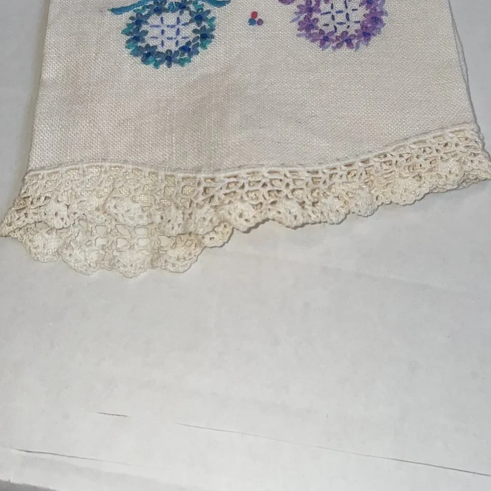 Vtg white linen hand towel with 3 embroidered‎ floral wreaths